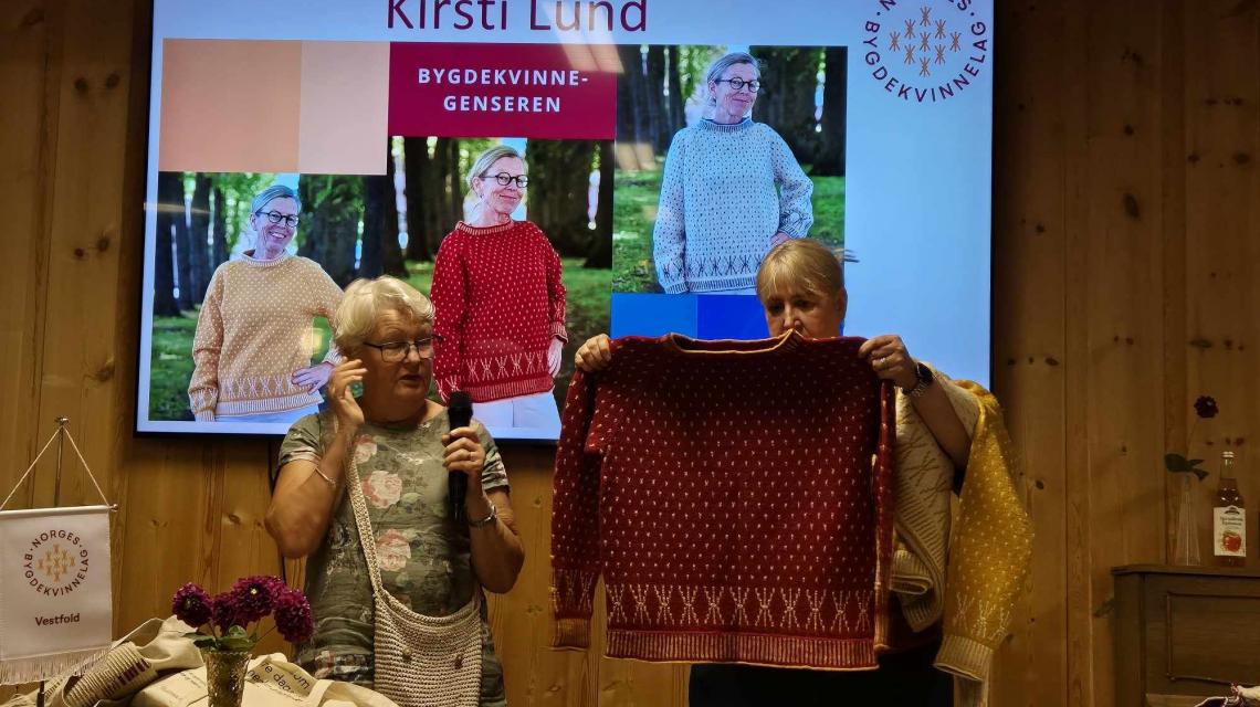 Kirsti hadde strikket opp mange fargevarianter Foto Laila Lauvstad Berg