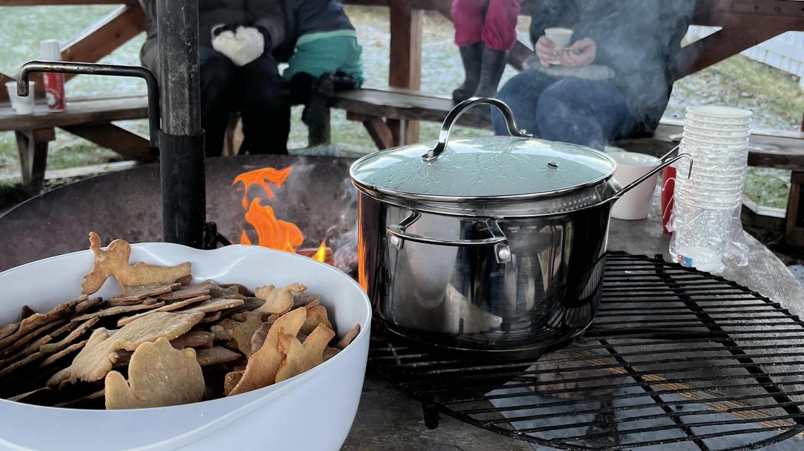 Servering av gløgg og nystekte pepperkaker i gapahuken ved familiesenteret