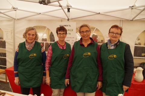 BYGDEKVINNENE VED KAKEBORDET FRÅ VENSTRE:  Astrid Rønnekleiv, Astrid Søreide, Jenny Myklebust og Anne Lise Sande.