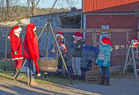 Musikantnissene varmer seg ved bålet