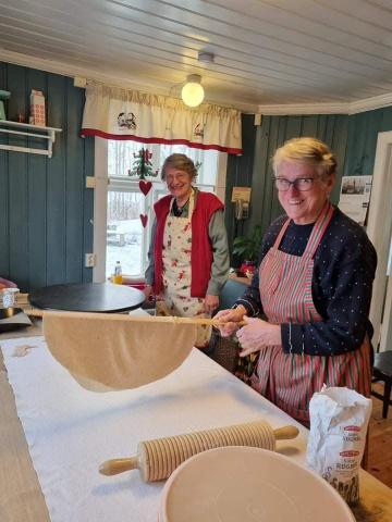 Steiker og selger flatbrød på Åpen Julegård Vollene 