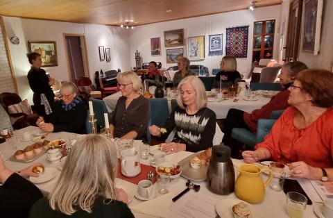 Vertinnen snakker til forsamlingen av bygdekvinner