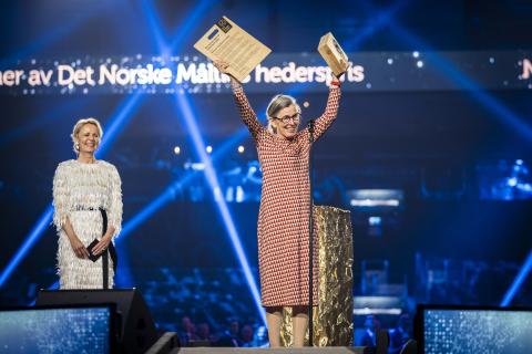 Generalsekretær i Norges Bygdekvinnelag, Cesilie Aurbakken (til høyre) mottar Det Norske Måltids Hederspris for 2024. Leder i Det Norske Måltid Kristin Austigard (til venstre). Foto: FabelMedia.