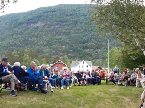Basargjester utanfor Borstova, sit vende mot stova
