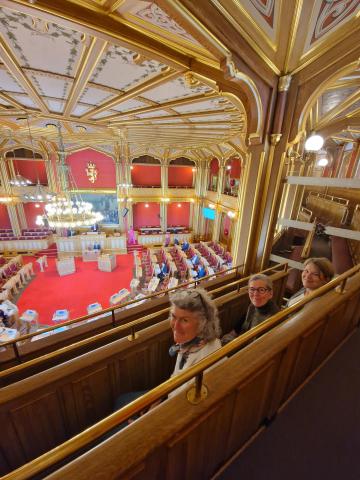 Sanna Røhr, nestleder i Norges Bygdekvinnelag og Cesilie Aurbakken, generalsekretær var tilstede på galleriet dag da Stortinget debatterte Stortingsmeldingen om totalberedskapen for Norge. Foto. Cesilie Aurbakken