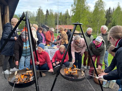 Folksomt rundt bålpanna på Reidvin-tunet