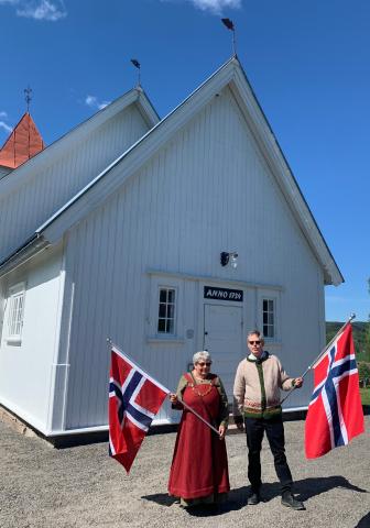Tradisjonen tro startet feiringen med gudstjeneste i Hillestad kirke. Åse Kristine og Trond Guthus er så klare for flaggborgen