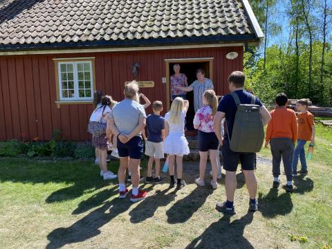 Historien om Lybystua blir fortalt