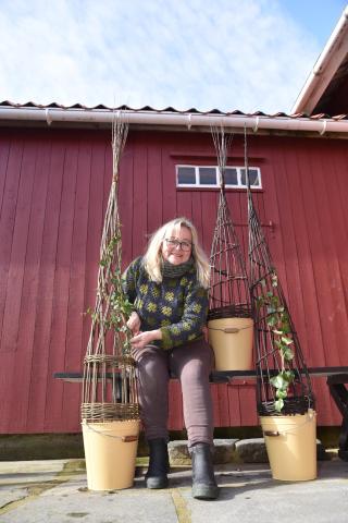 Liss Mona Wammer-Pettersen er kursinstruktør i pilfletting under navnet "Klara Pil". Foto: Helle Cecilie Berger.