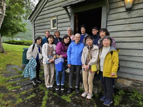 Gruppe med japanske og norske kvinner utanfor Borstova