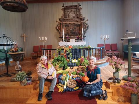 Åse Kristine Guthus og Astrid N Holmen hadde pyntet kirken vakkert med markens grøde
