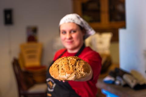 Celine med brød. Foto: Tommy Rasmussen