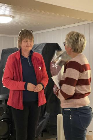 Ei dame deler ut blom