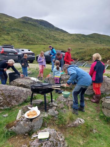 bålpanne, kvinner og born på stølstur