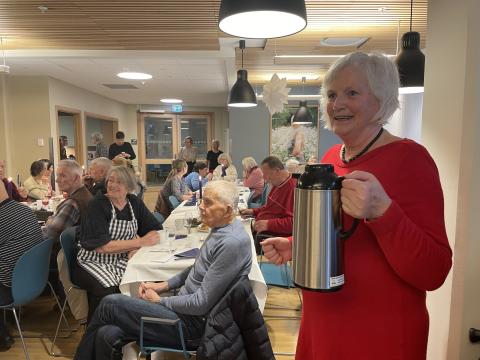 Kjersti serverer kaffe. 