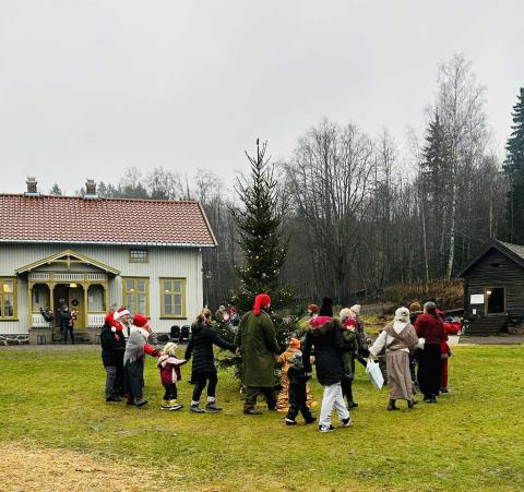 "Så går vi rundt om en enerbærbusk"..toner utover tunet