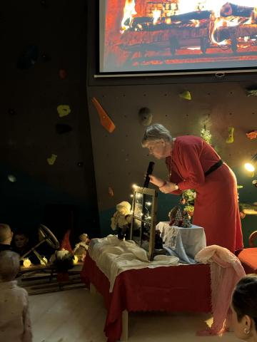 Magni fortel eventyr, kvinne i raud kjole