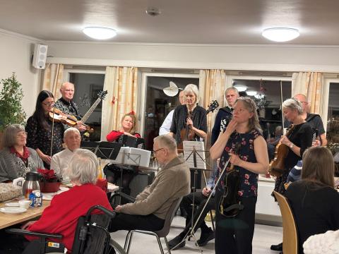 Ingunn Linge Valdal og Valldal Spelmannslag.