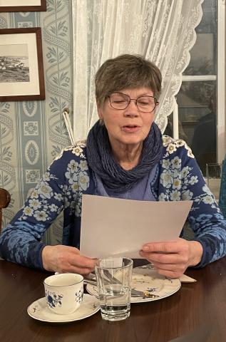 Tora leser dikt av Bente Bratland.