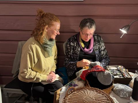 Anne Berit Finden viser Trine Rostrupstopping.