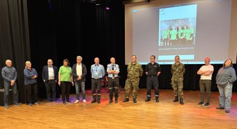 Her er Bjørg saman med dei andre deltakarane.