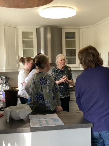 kursleder forteller gruppe kvinner hvordan foredle melk