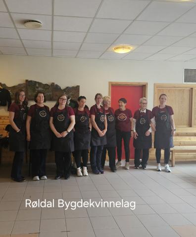 Kvinner i raud t-skjorte og svarte forkle