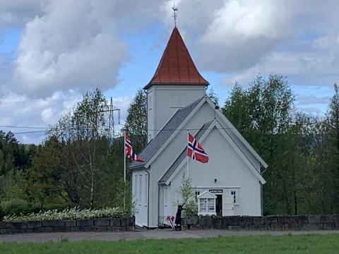 Flaggene heises ved Hillestad kirke