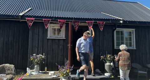 Gode hjelpere hjalp til med å henge opp vimplene. 