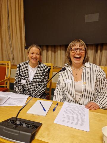 Helle Berger (t.h) i Utenriks- og forsvarskomiteen. Til venste representanten fra Norges Vel. Foto. Cesilie Aurbakken