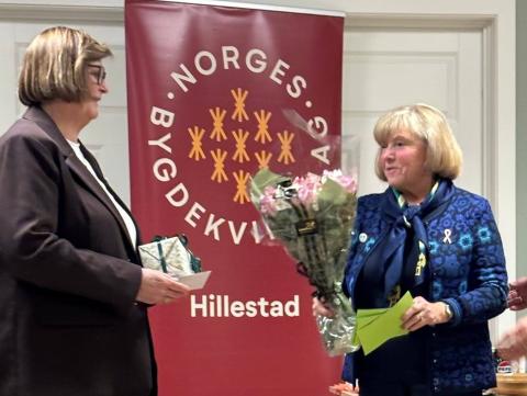 Torunn Solberg takket av May Synnøve for hennes gode innsats for laget med gave og blomster