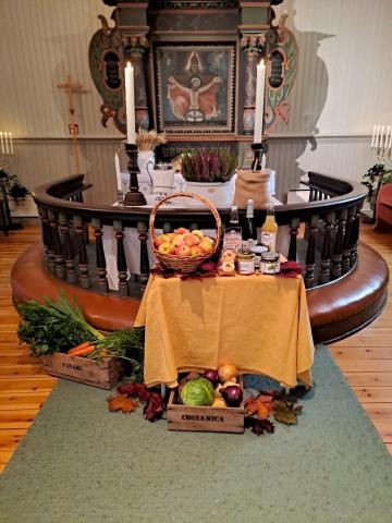 Skjeberg Bygdekvinnelag, med Bjørg Talberg og Hanne Klavestad pyntet i Ullerøy kirke til Høsttakkefest 🙂