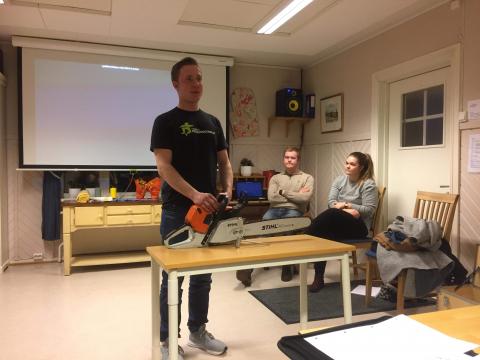 Tøft med motorsag på Frivilligsentralen