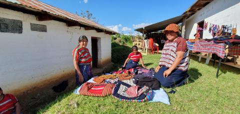 Guatemala: Doña Olga Agustín Aguilón  (til venstre) selger sine varer  til bygdekvinnelaget. Cesilie Aurbakken, vår generalsekretær, og Grethe Brundtland, styremedlem i sentralstyret, besøkte prosjektet vårt i Guatemala i september. Foto: Cesilie Aurbakken.