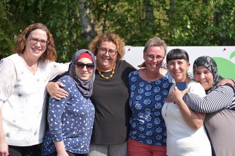 Landbruks- og matminister Olaug Bollestad møtte et varmt og inkluderende fellesskap da hun besøkte Bætan - kvinnenettverk på åkeren. Foto: Helle Cecilie Berger.