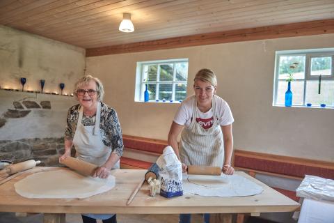 Kari Støfringsdal og Gunn Jorunn Sørum baker lefse i Jølster. Foto: Jon Marius Nilsson