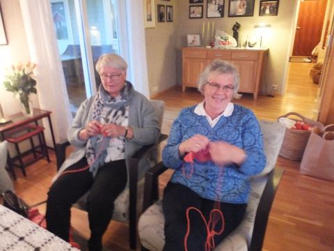 Reidun og Rigmor strikker skjerf
