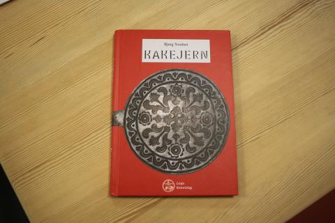 Lesja historielag har gitt ut boken «Kakejern», skrevet av Bjørg Nordset. Lesja Bygdekvinnelag og Lesjaskog Bygdekvinnelag har støttet bokprosjektet. Foto: Helle Cecilie Berger.