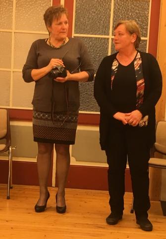Bjørg Eriksen fra Lykkebua og Gunhild L Vikan fra G.Strøm Eftf viste klær, sko smykker og div. tilbehør som kan kjøpes på Rødberg