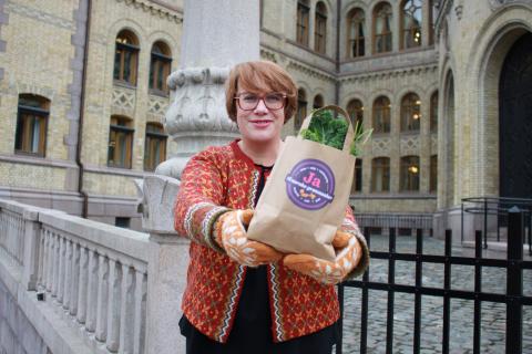 Leiar i Norges Bygdekvinnelag Ellen Krageberg oppfordrar alle til å ete meir norske grønsaker. 