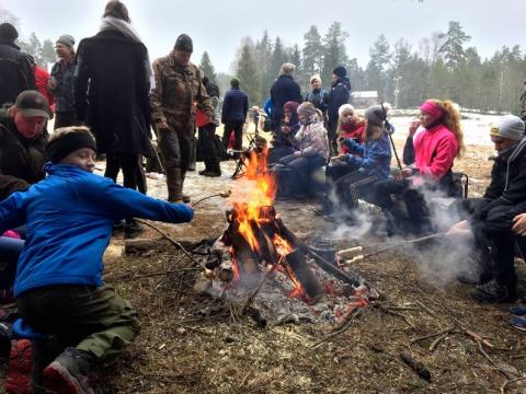 Kos rundt bålet