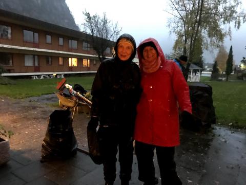 Liv og Bjørg poserer, godt kledde i regnklede frå topp til tå !