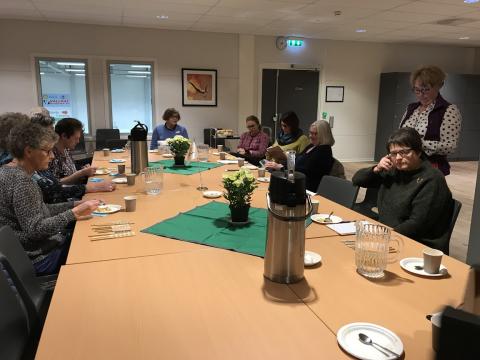 Mat og prat på medlemsmøtet.