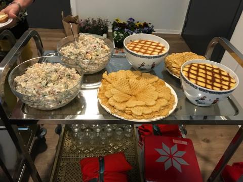 Byggrynssalat og graut og vaffel. 