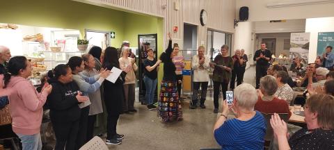 Mange mennesker samlet på internasjonal matkveld