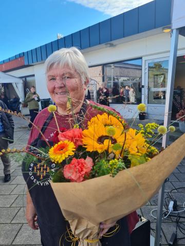 Blomster til leiaren av torgkomiteen, Randi Navestad