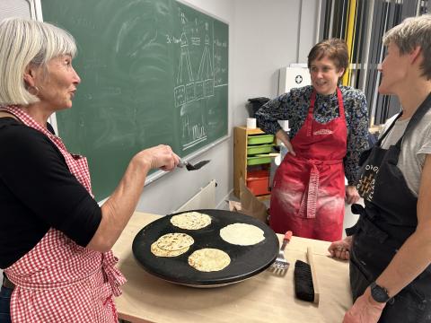 Drevne bakstekoner i Skatval bygdekvinnelag, Kari, Birgit og Heidi i aksjon! Og praten går lett når en baker sammen