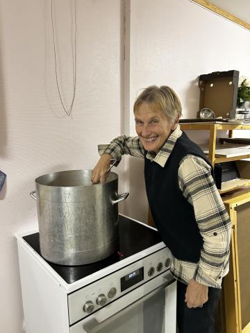 Marit Ellen lager grønnsakssuppe