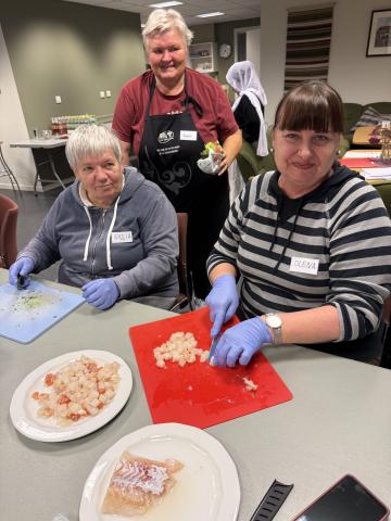 Fisken må skjerast i små bitar