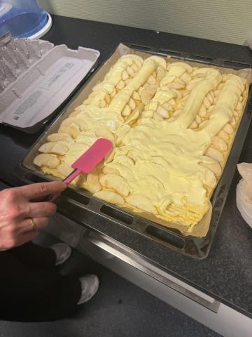 Eplekake med vaniljefyll blir godt